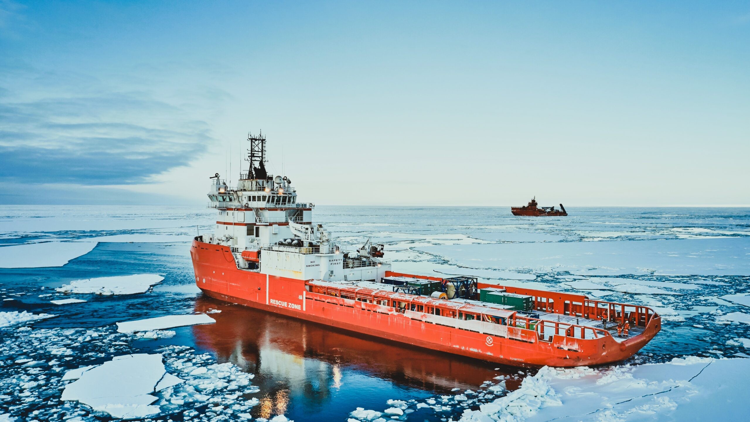 Offshore forsyningsfartøy som navigerer i arktisk drivis på et polart certeparti