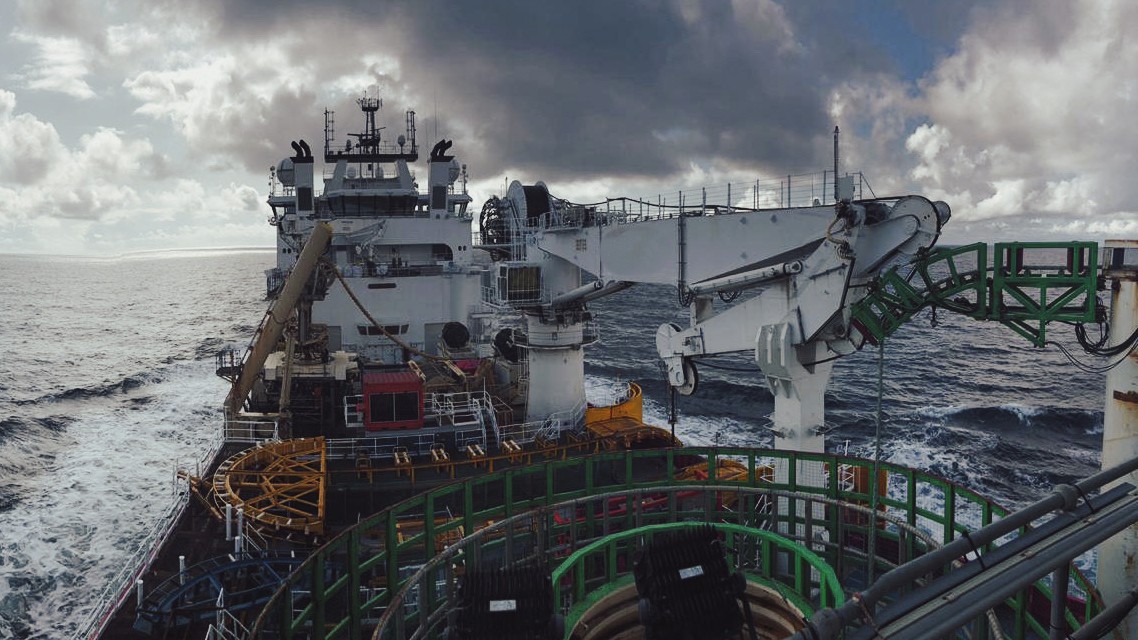 Nærbilde av vinsjmaskineri på dekket til et offshore forsyningsfartøy